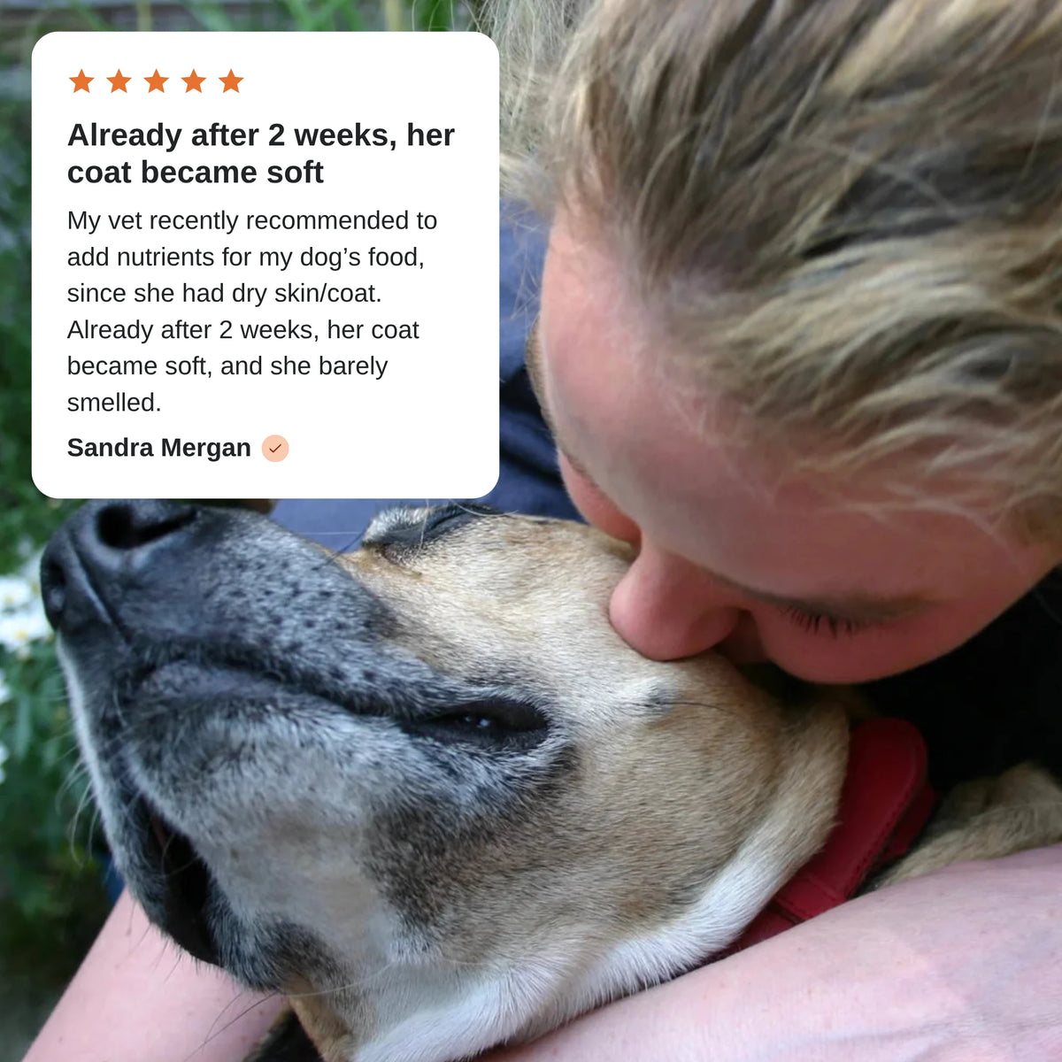 Customer review by Sandra Mergan: Already after 2 weeks, her coat became soft. Sandra kissing her dog.